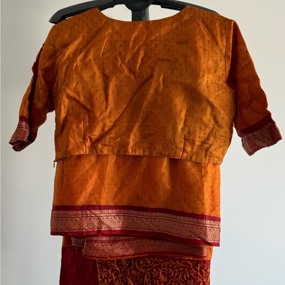 Pure silk designer printed saree with padded blouse - Picture 5 of 6